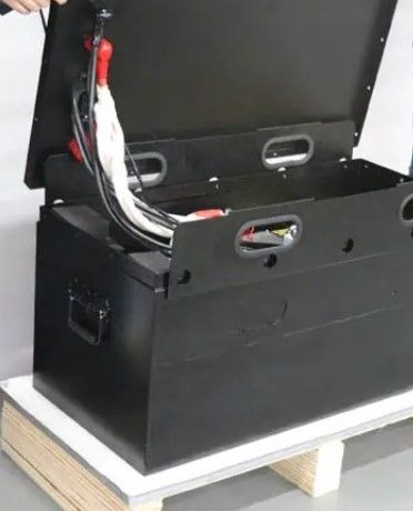 カスタマイズされたディープサイクルリチウムイオン電池 高電源 24V 48V 300Ah LiFePO4フォークリフト電池
